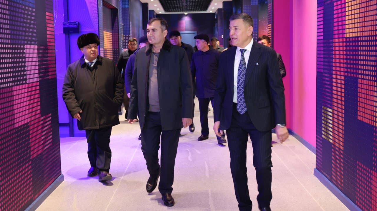 Murotjon Azimov Qarshi shahridagi turar-joy majmuasi, "Marka" savdo filiali va bolalar maydonchasining ochilish marosimida ishtirok etdi