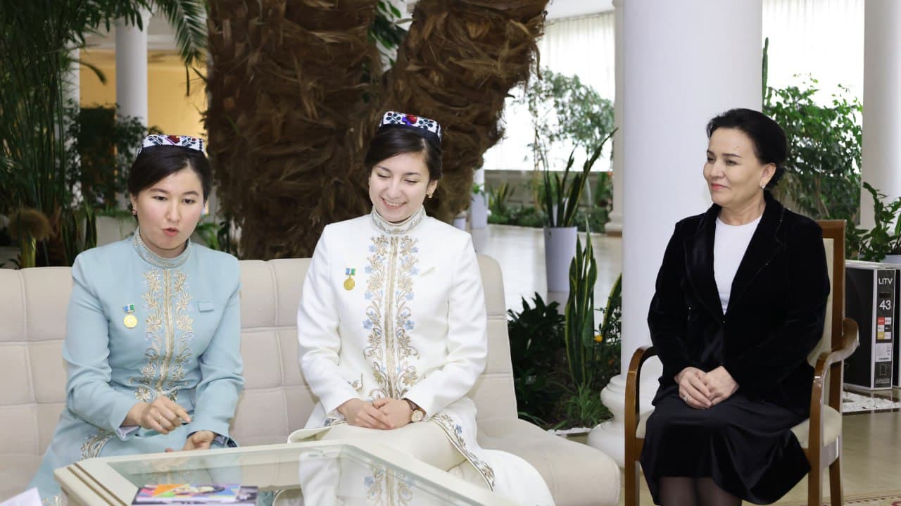 Qashqadaryo viloyati hokimi Zulfiya mukofoti sovrindorlari bilan muloqot qildi