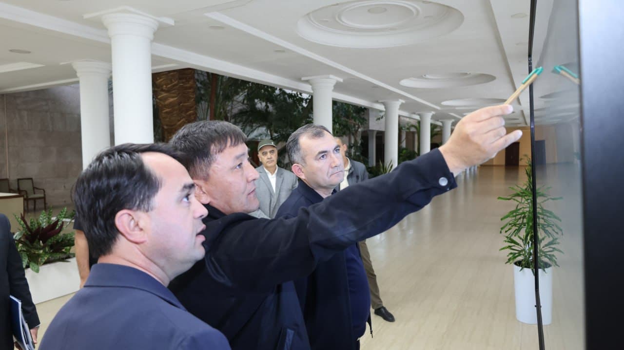 Viloyat hokimi bir qancha qurilish loyiha takliflari bilan tanishdi
