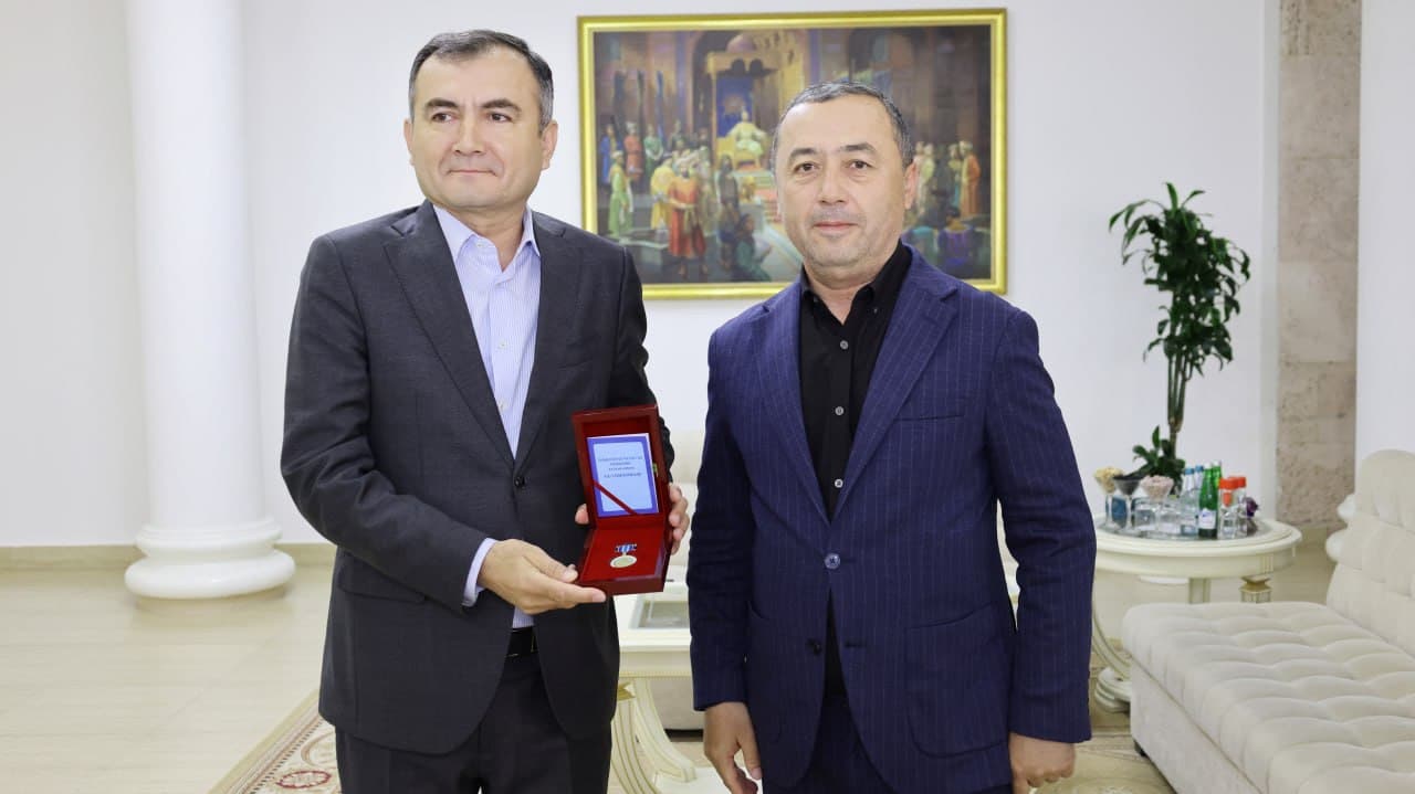Қашқадарё вилояти ҳокими “Маданият ва санъат фидокори” кўкрак нишони билан тақдирланди