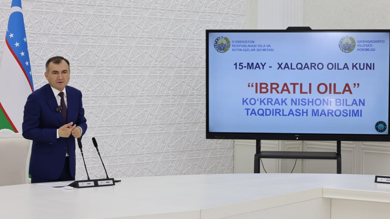 Қашқадарёлик бир гуруҳ оилаларга “Ибратли оила” кўкрак нишонлари топширилди