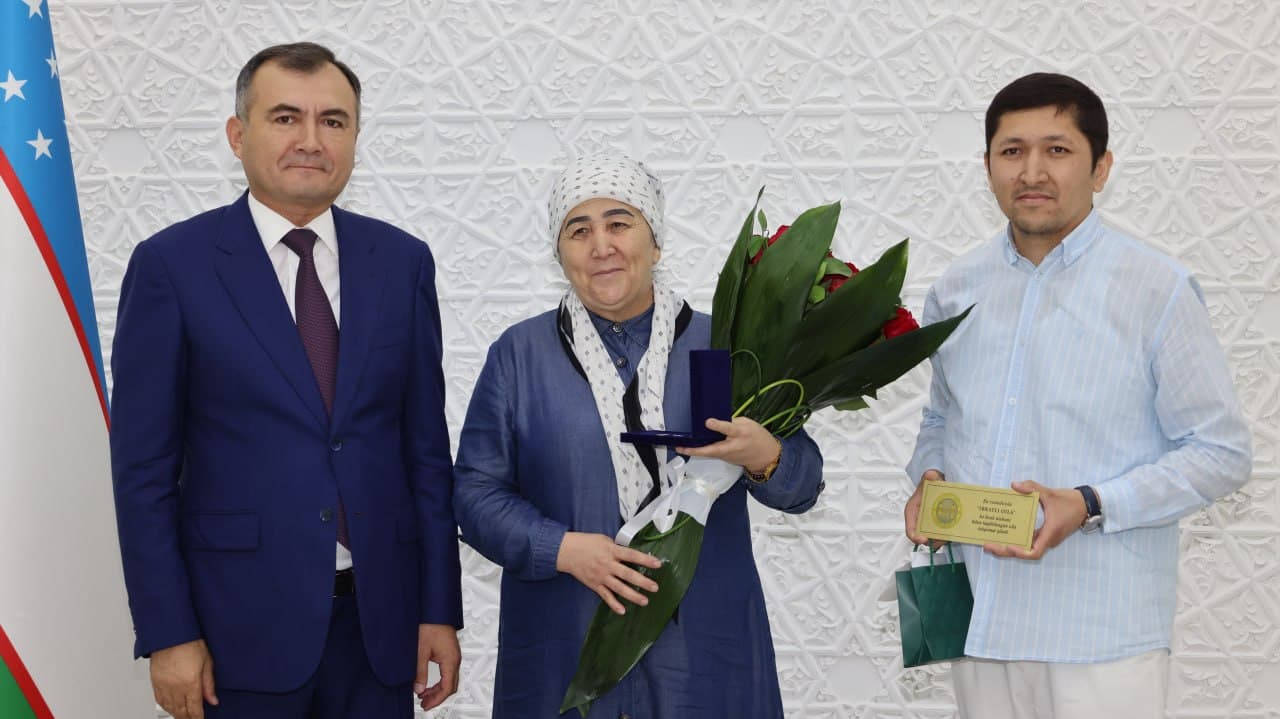 Қашқадарёлик бир гуруҳ оилаларга “Ибратли оила” кўкрак нишонлари топширилди