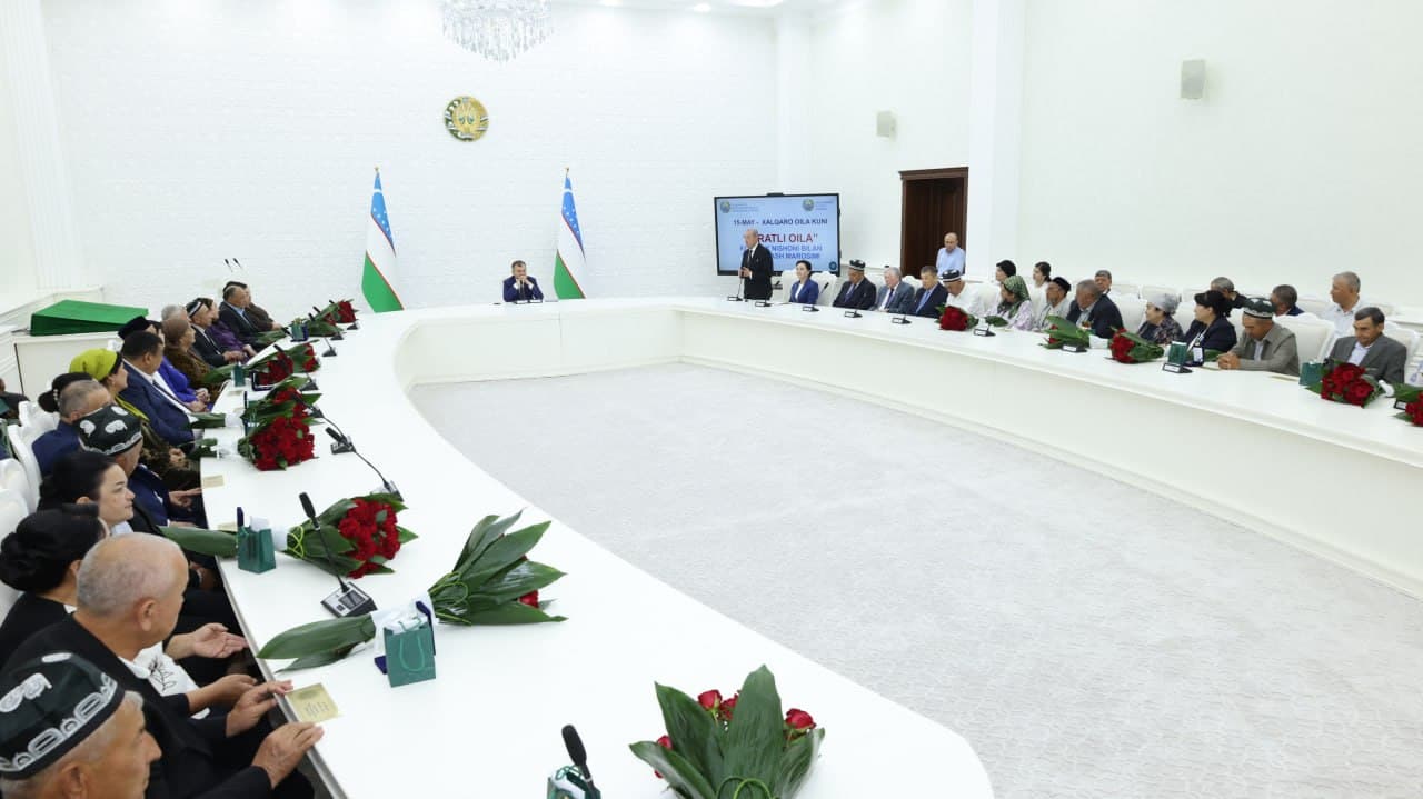 Қашқадарёлик бир гуруҳ оилаларга “Ибратли оила” кўкрак нишонлари топширилди