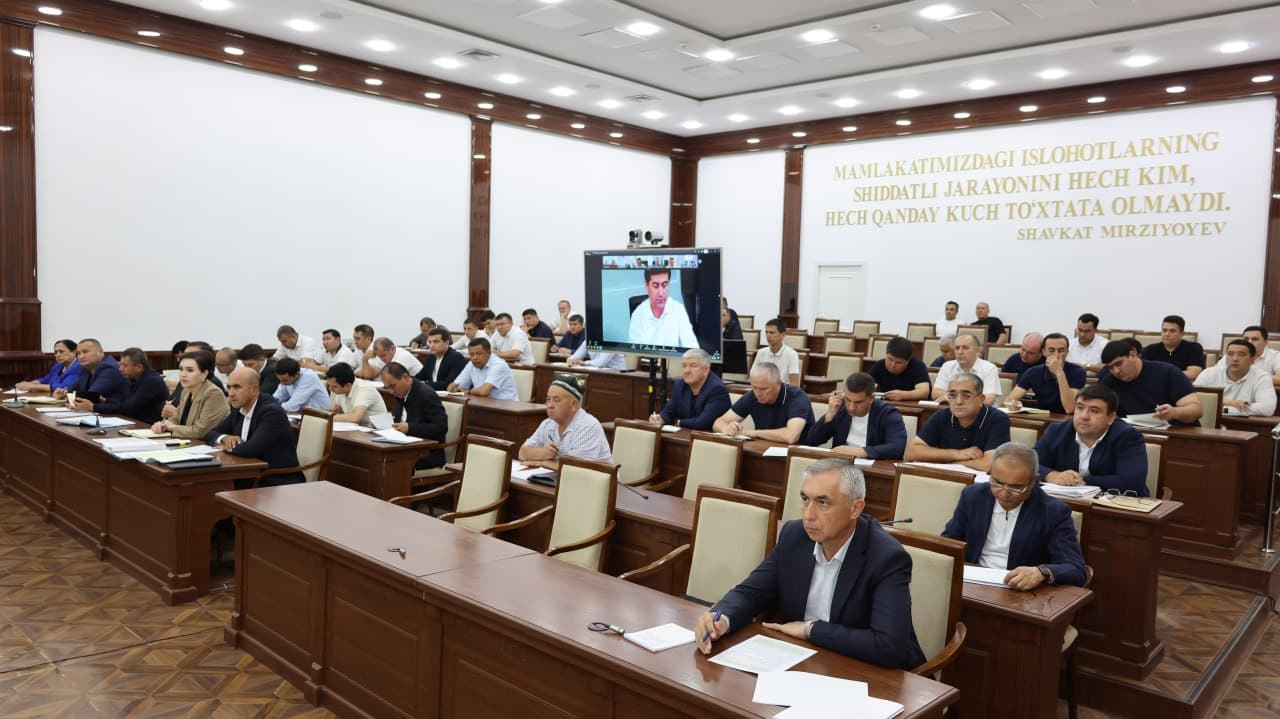 Murotjon Azimov viloyatda kambag‘allikni qisqartirish va aholi bandligini ta’minlash bo‘yicha yig‘ilish o‘tkazdi