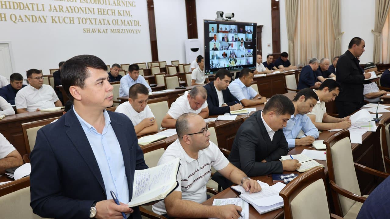 Murotjon Azimov viloyatda kambag‘allikni qisqartirish va aholi bandligini ta’minlash bo‘yicha yig‘ilish o‘tkazdi