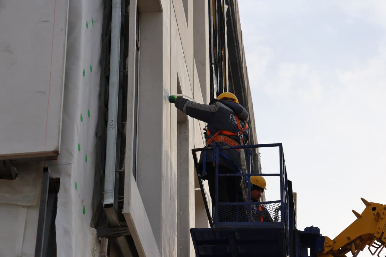 Zamonaviy ta’lim makoni sari: yangi o‘quv binosida nazorat ishlari