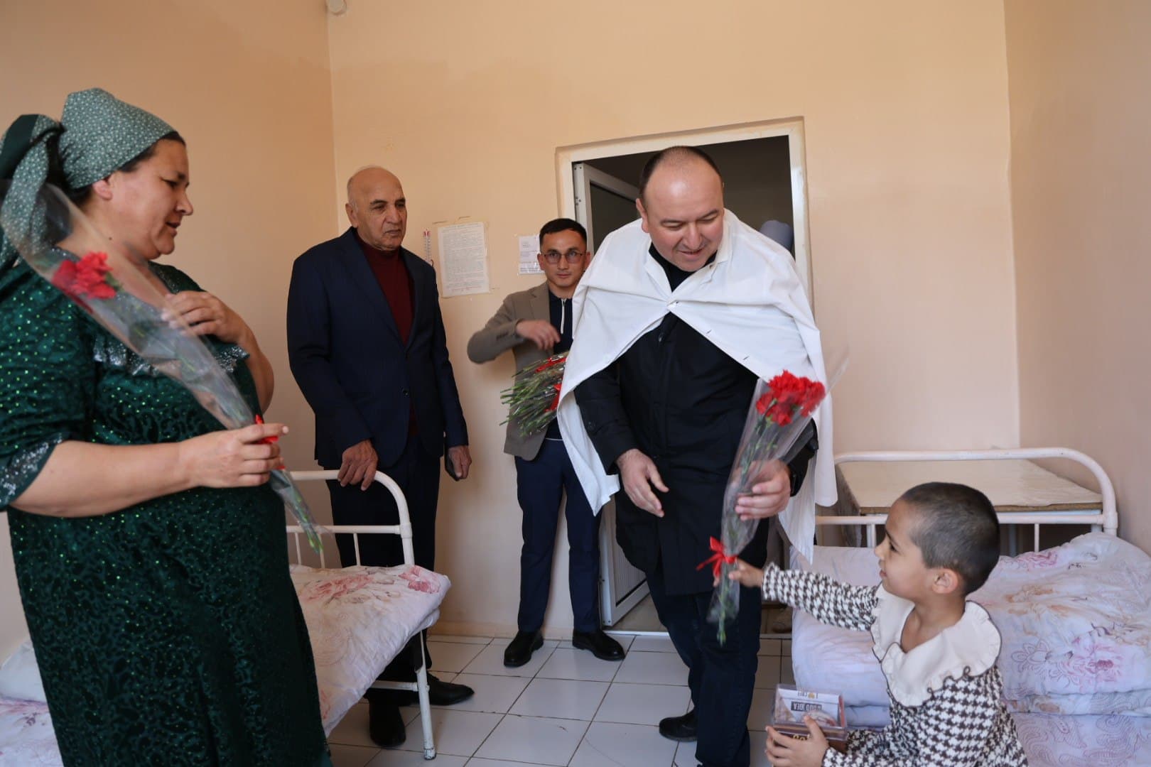 Бемор аёлларга байрамона эътибор