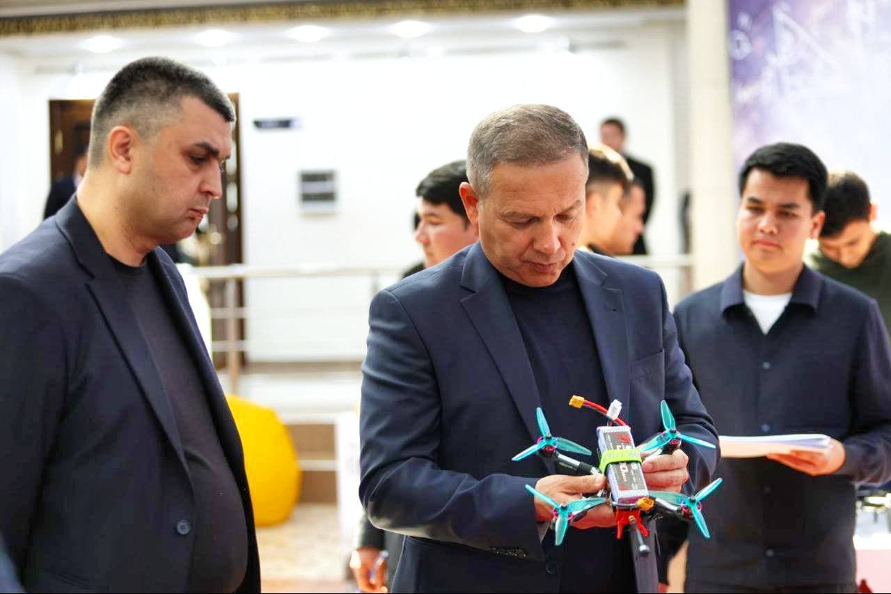 Normat Tursunov robotexnika bilan qiziquvchi yoshlar bilan uchrashdi
