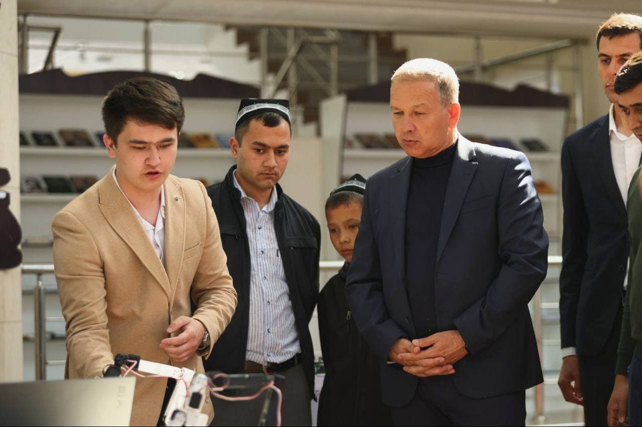 Normat Tursunov robotexnika bilan qiziquvchi yoshlar bilan uchrashdi