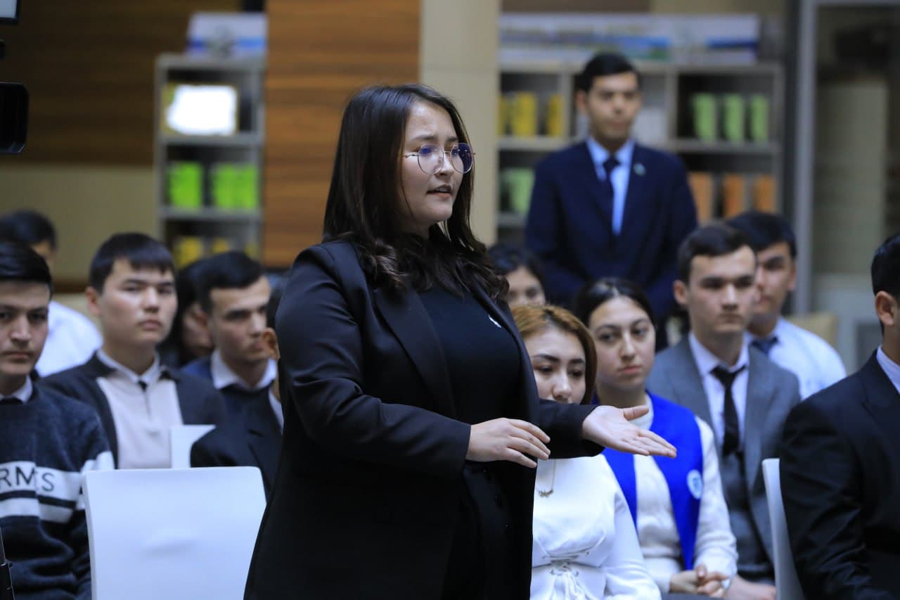 Коррупцияга қарши курашиш агентлиги директори Акмал Бурхонов Наманган вилояти ёшлари билан учрашди