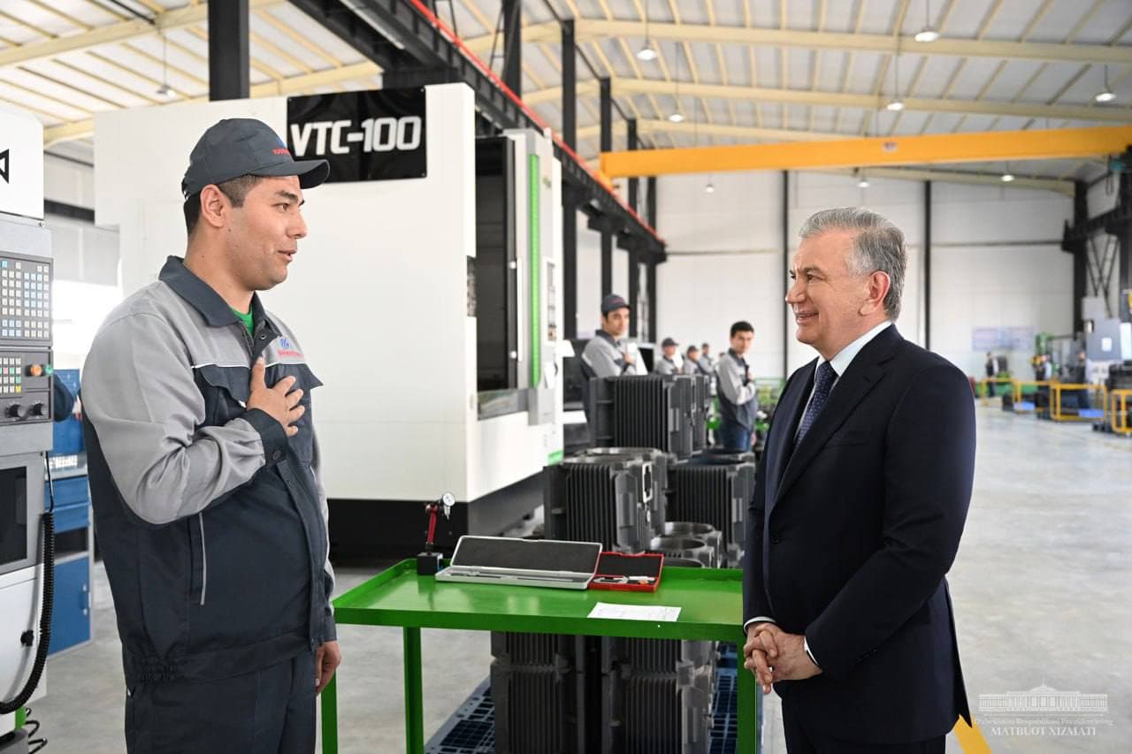 Президент Шавкат Мирзиёев посетил предприятие "Nam Motor Servis" в Наманганском районе.