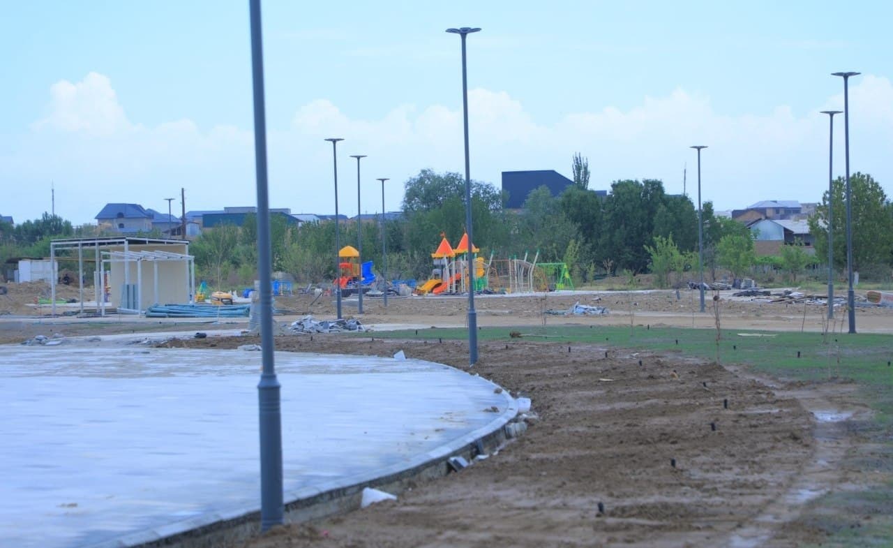 “Янги Ўзбекистон боғи” лойиҳаси: сунъий кўл ҳамда хизмат кўрсатиш объектлари барпо этиляпти