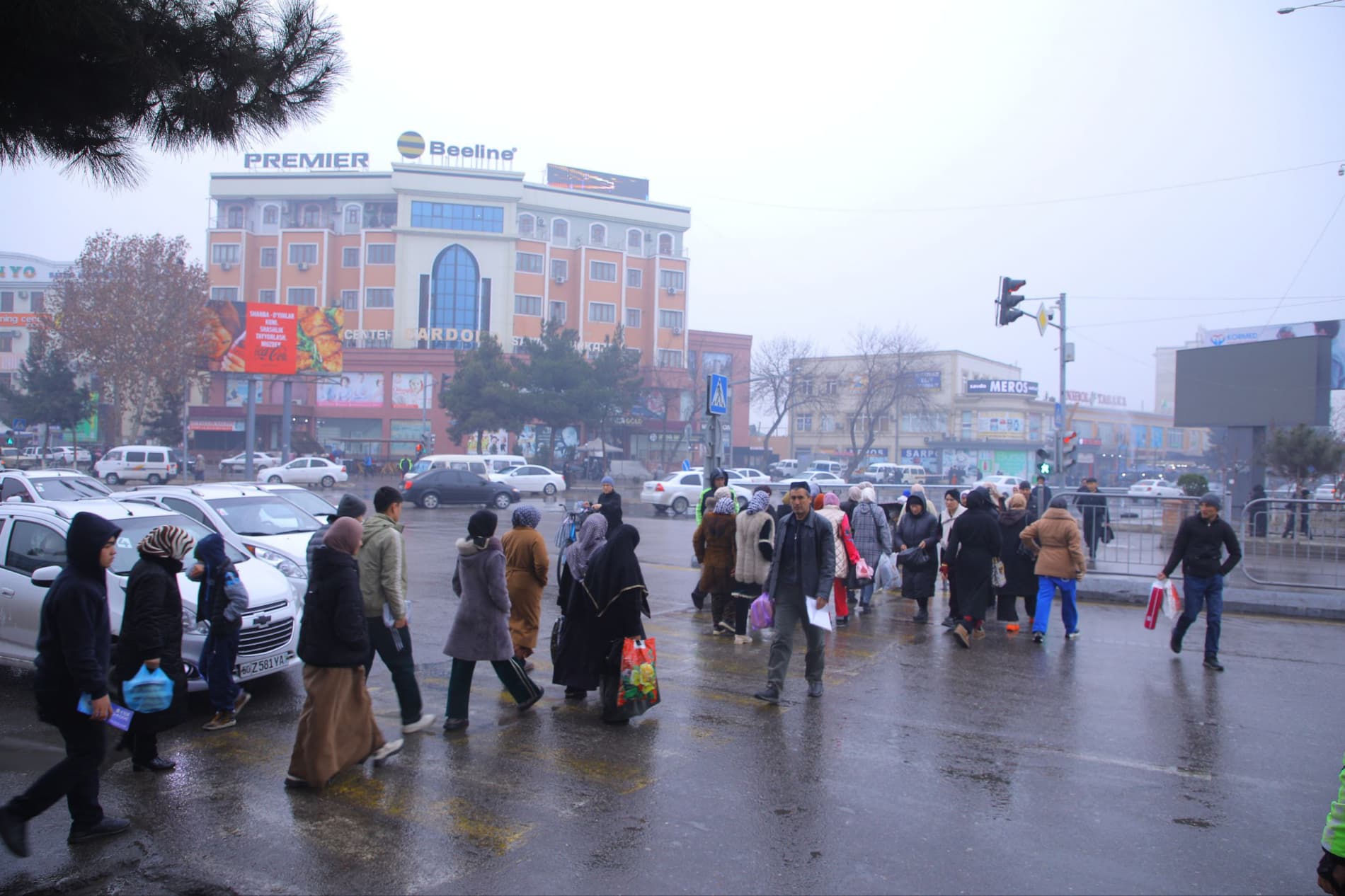 Наманганда замонавий ер усти пиёдалар кўприги қурилиши қизғин давом этмоқда