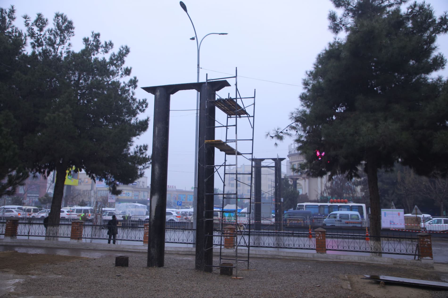 Наманганда замонавий ер усти пиёдалар кўприги қурилиши қизғин давом этмоқда