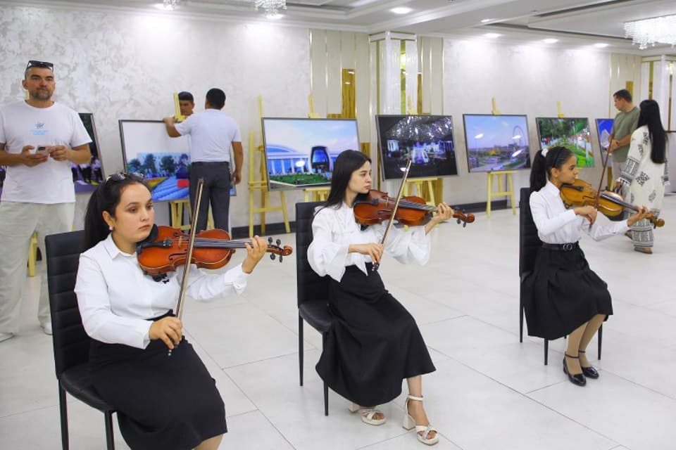 64-xalqaro "Gullar festivali" doirasida Namanganda xalqaro ekspeditsiya a’zolari tantanali kutib olindi va biznes-muloqot o‘tkazildi