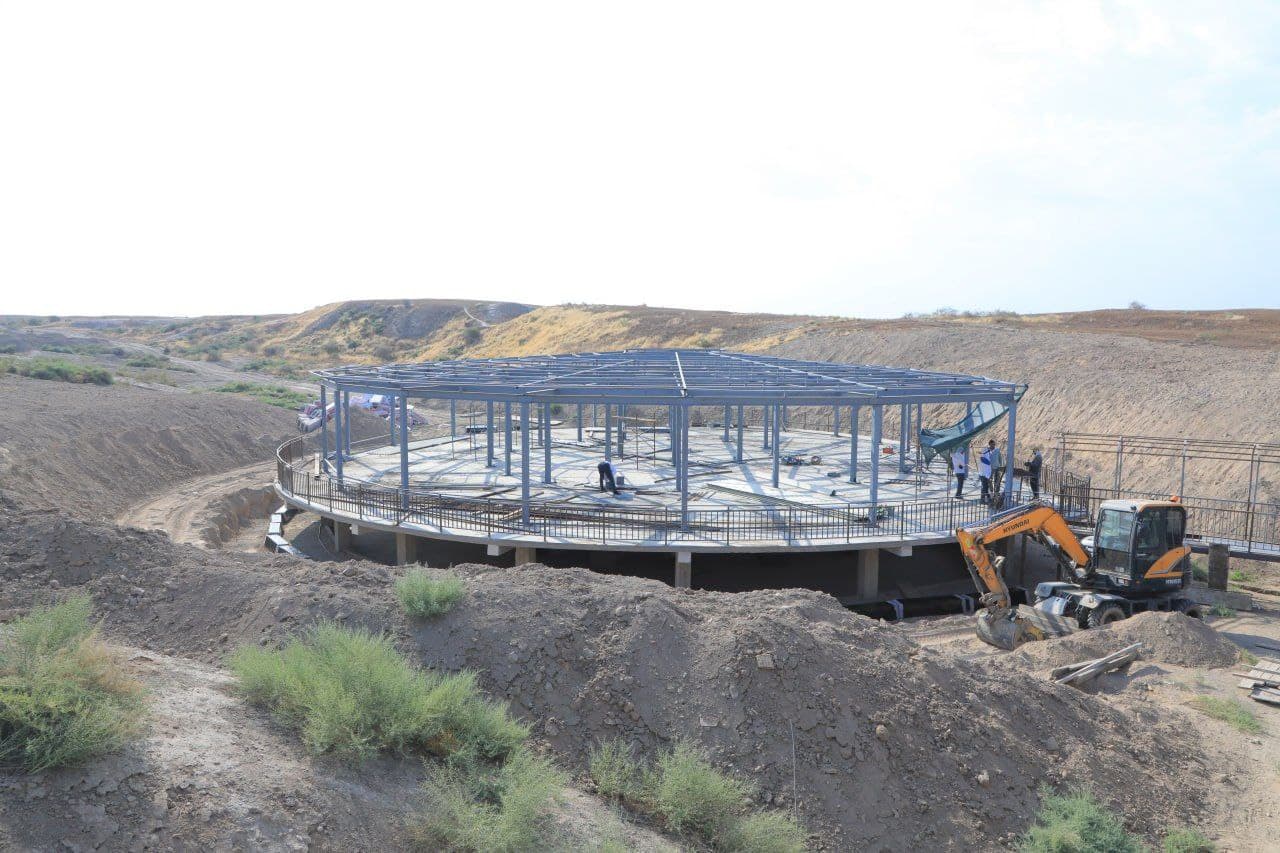 «Ахсикентдаги катта ўзгаришлар туризмда туб бурилиш ясамоқда. Археопарк билан ҳамоҳанг равишда Сирдарё бўйида ташкил этилаётган туристик инфратузилма сайёҳлар учун янги қизиқарли локация бўлади», - Наманган вилояти ҳокими Шавкатжон Абдураззоқов Ахсикентда