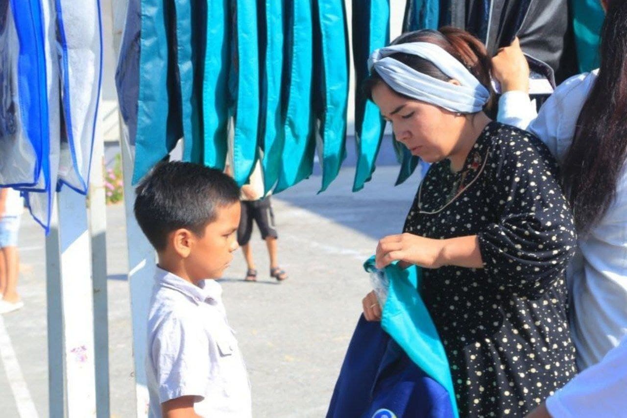 Norin tumanida o‘quvchilarga maktab formalari topshirildi