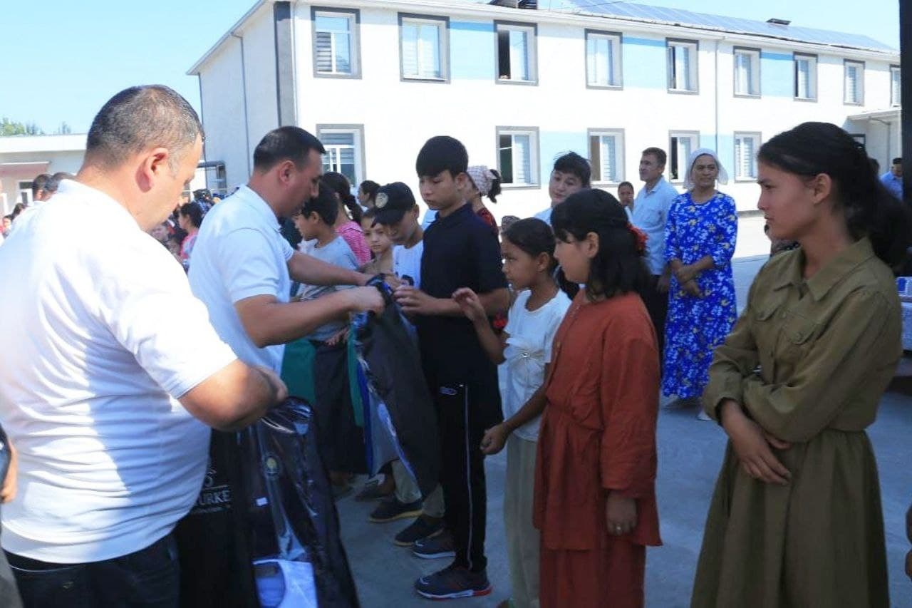 Norin tumanida o‘quvchilarga maktab formalari topshirildi
