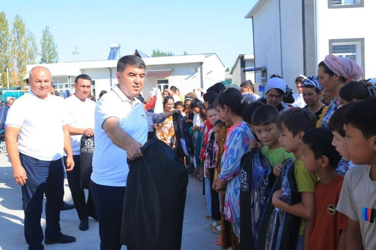 Norin tumanida o‘quvchilarga maktab formalari topshirildi