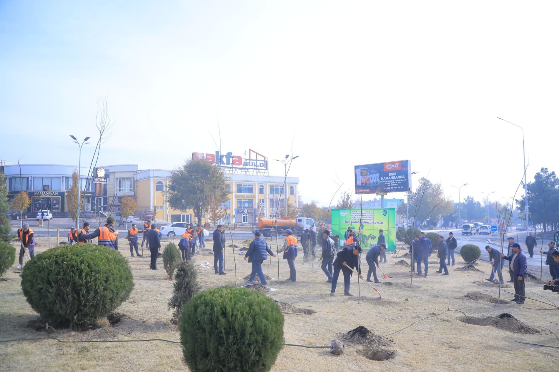 Вилоятимизда "Яшил макон" умуммиллий лойиҳаси доирасида кузги кўчат экиш ишлари қизғин давом этмоқда.