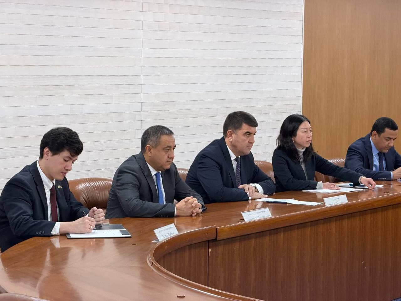 During his visit to Japan, the Governor of Namangan region, Shavkatjon Abdurazzoqov, held an official meeting with the current Governor of Hiroshima Prefecture, Hidehiko Yuzaki.