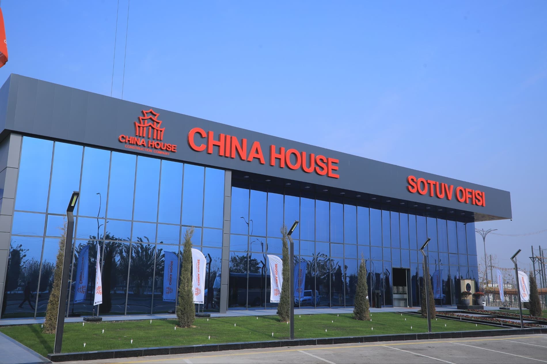 Namangan viloyati hokimi Shavkatjon Abdurazzoqov "Yangi Namangan shaharchasi"da barpo etilayotgan ko‘p qavatli turar joylar qurilishini ko‘zdan kechirdi.