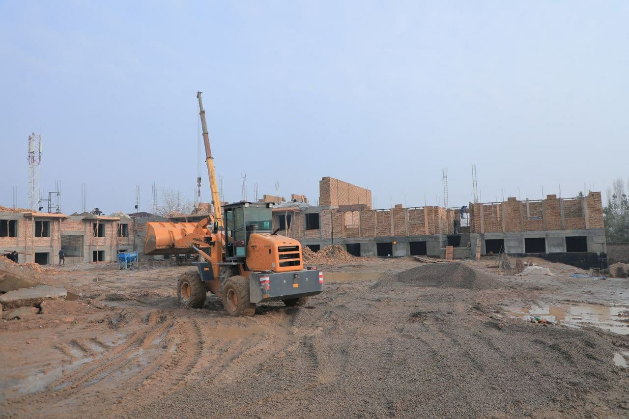 Uychi tumanida aholining uy-joyga boʻlgan talab va ehtiyoji yuqori. Shu maqsadda koʻp qavatli turarjoy binolari va massivlar qurilishiga alohida eʼtibor qaratilmoqda.