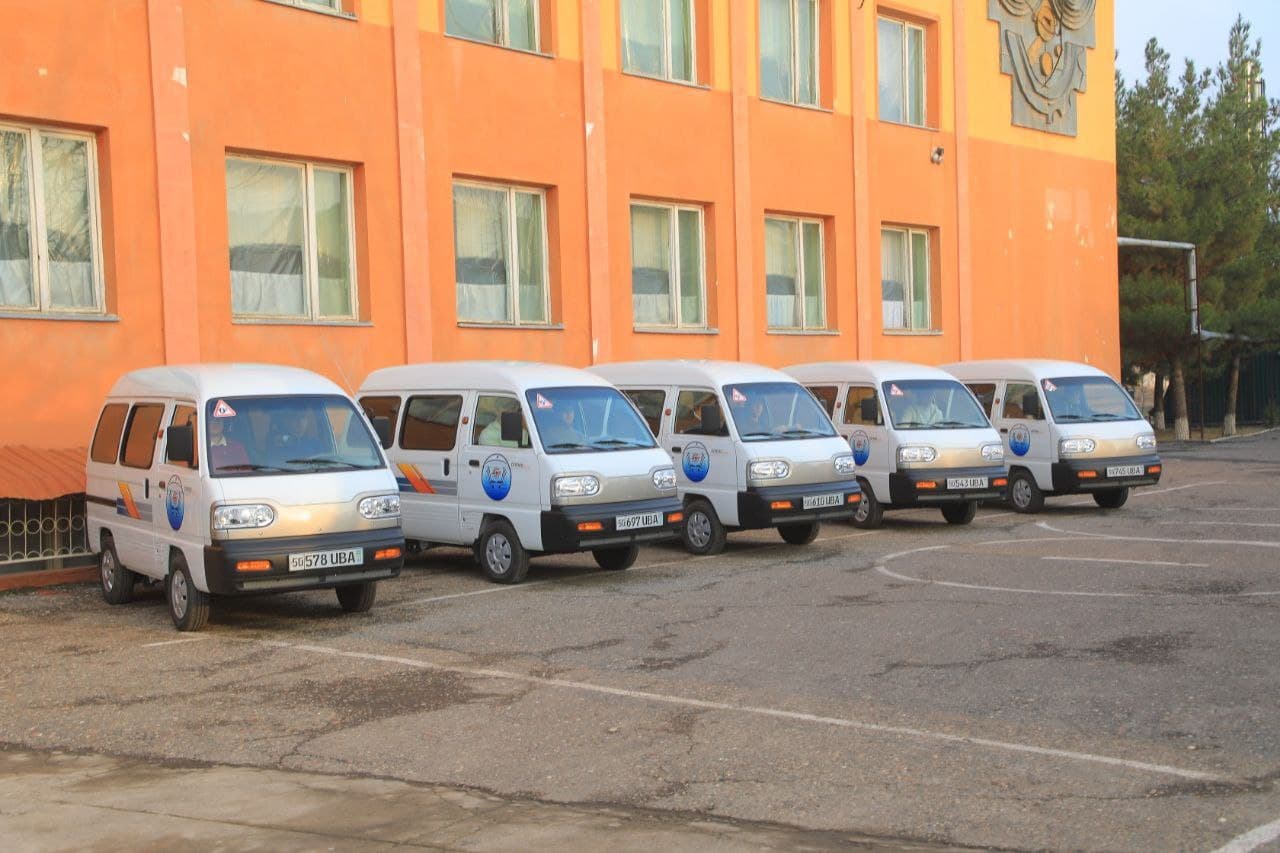 Namangan viloyati hokimi Shavkatjon Abdurazzoqov Uchqo‘rg‘on tumanida faoliyat yuritayotgan texnikumlar faoliyati hamda ularning istiqbolli rejalari bilan tanishdi.