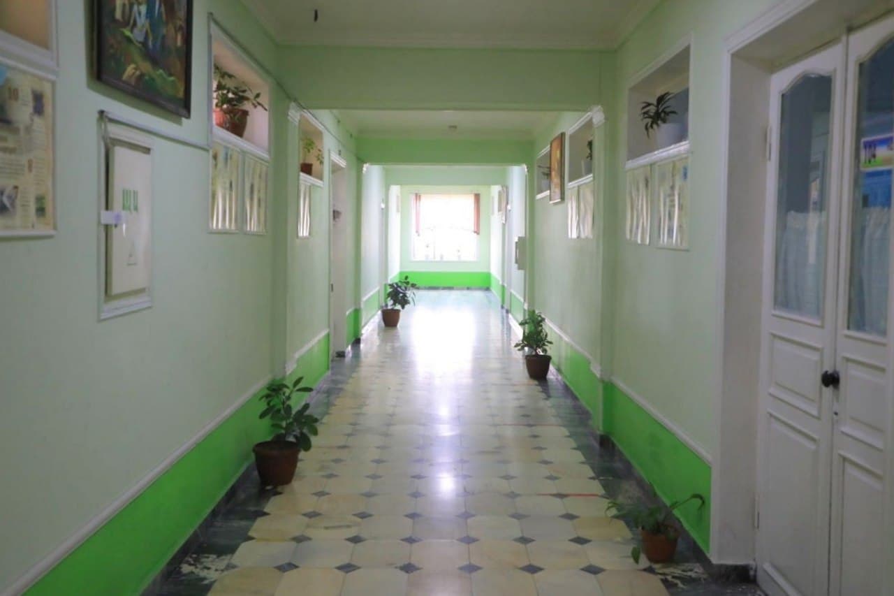 Namangan viloyati hokimi Shavkatjon Abdurazzoqov Uchqo‘rg‘on tumanida faoliyat yuritayotgan texnikumlar faoliyati hamda ularning istiqbolli rejalari bilan tanishdi.