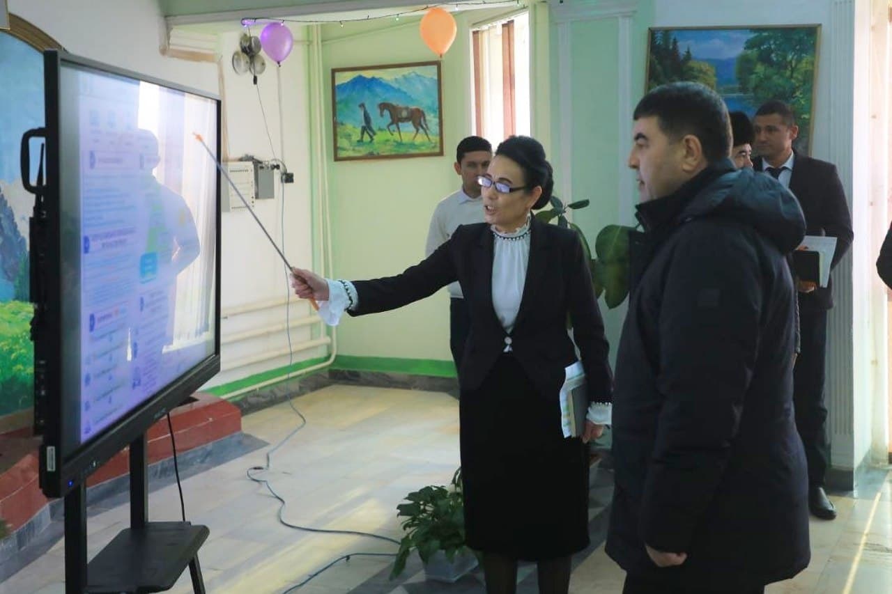 Namangan viloyati hokimi Shavkatjon Abdurazzoqov Uchqo‘rg‘on tumanida faoliyat yuritayotgan texnikumlar faoliyati hamda ularning istiqbolli rejalari bilan tanishdi.