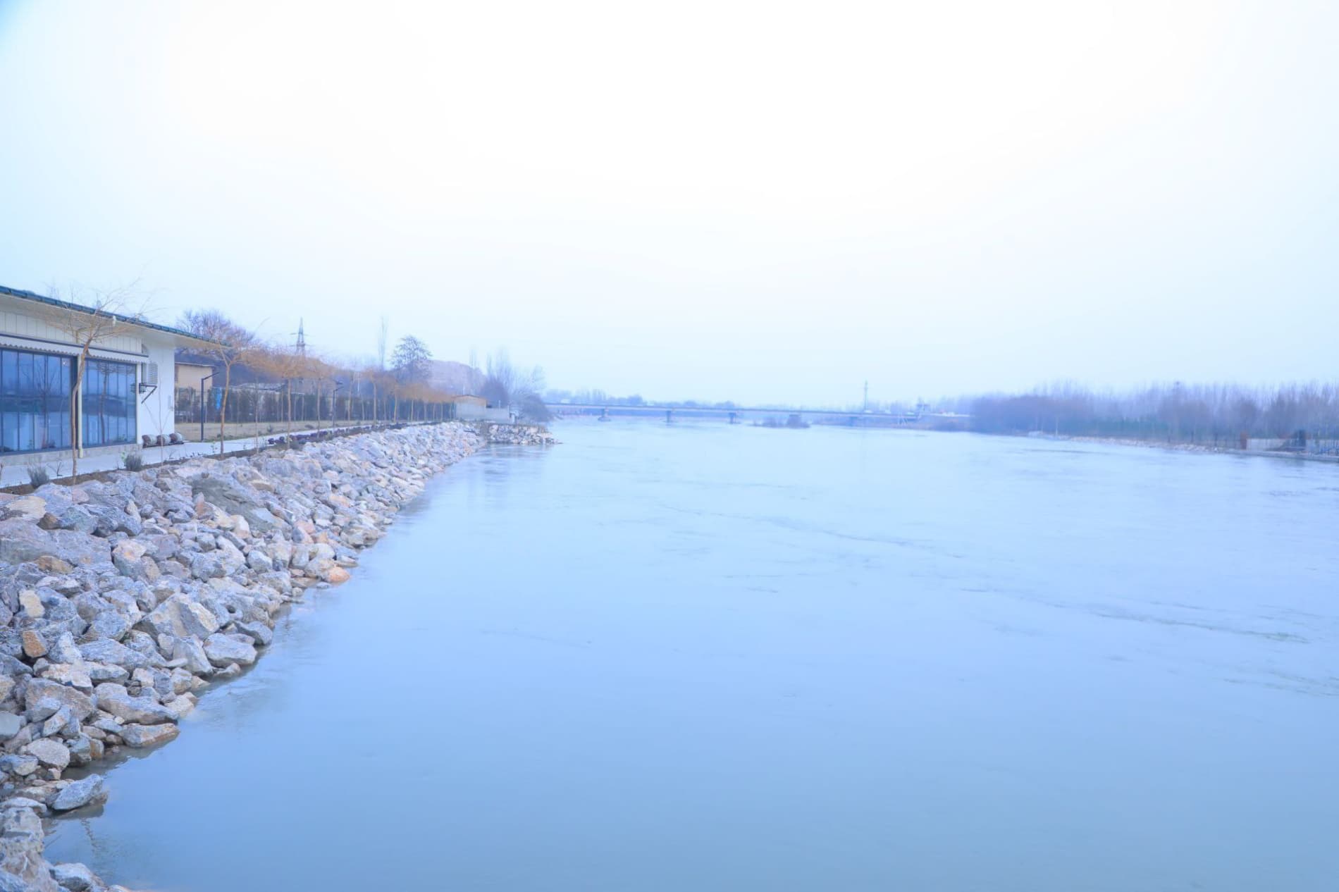 Viloyat hokimi Shavkatjon Abdurazzoqov Axsikent arxeologik parki hamda unga yondosh hududlarda amalga oshirilayotgan ishlarni koʻzdan kechirdi.