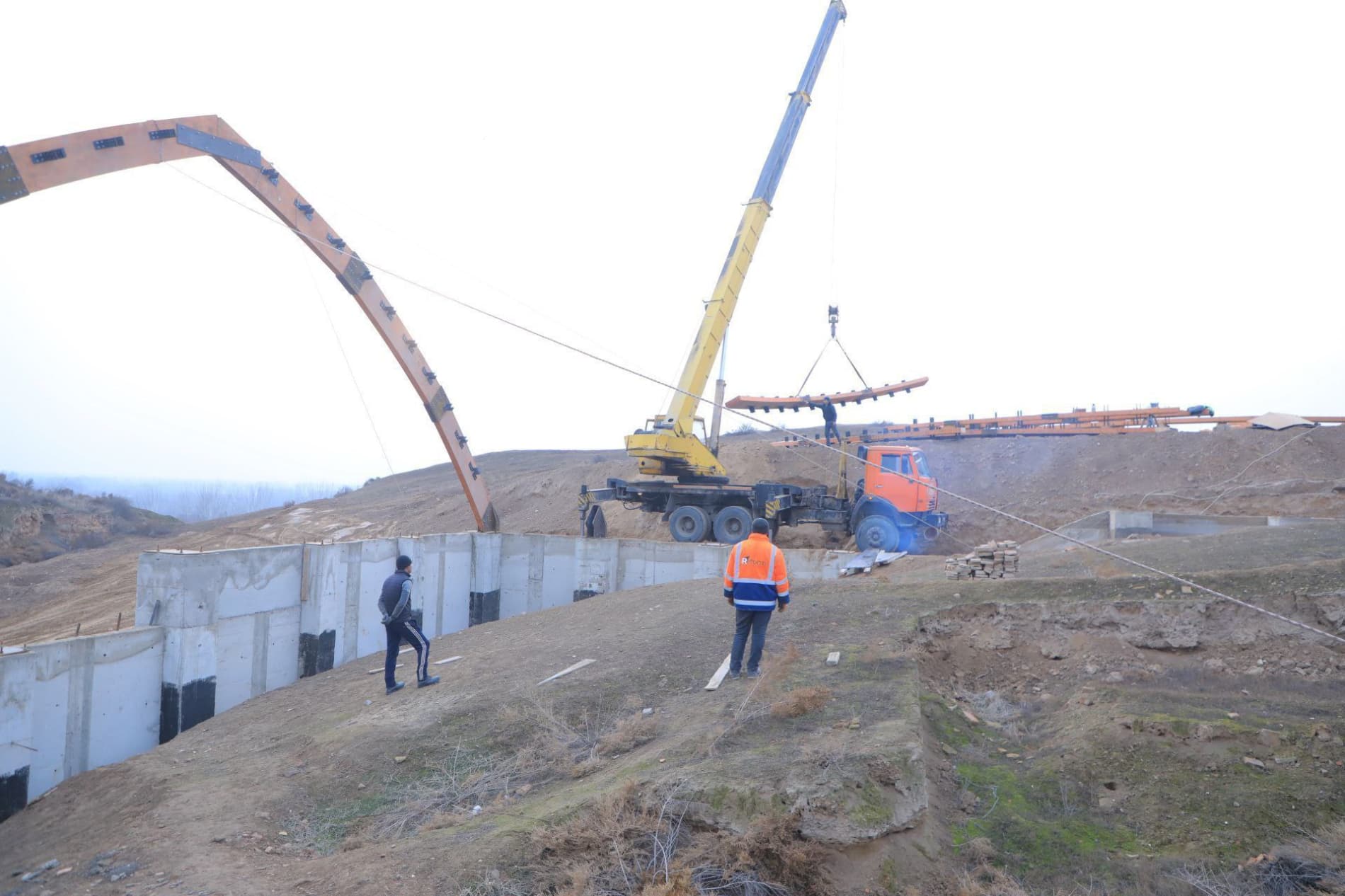 Viloyat hokimi Shavkatjon Abdurazzoqov Axsikent arxeologik parki hamda unga yondosh hududlarda amalga oshirilayotgan ishlarni koʻzdan kechirdi.
