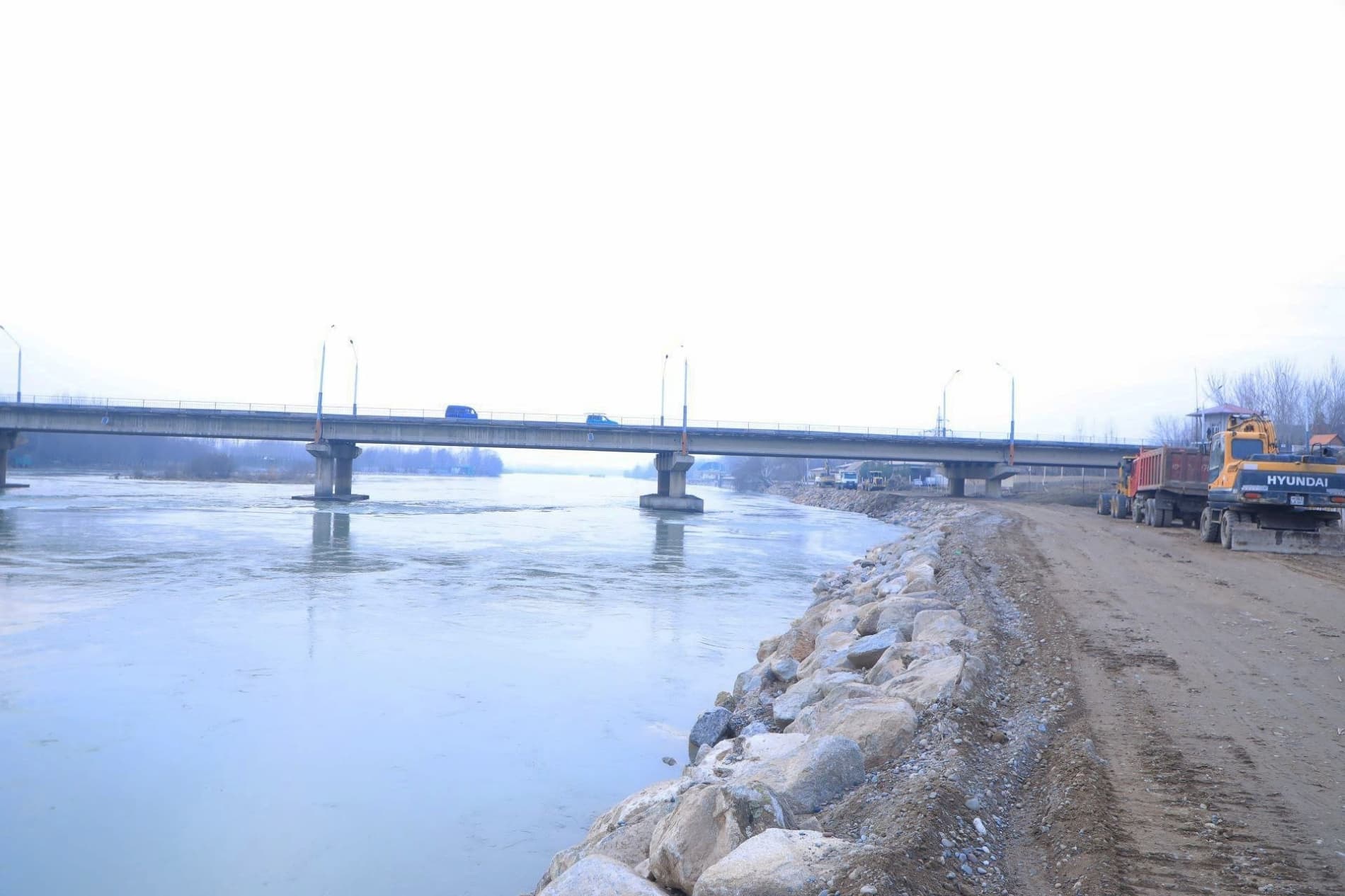 Viloyat hokimi Shavkatjon Abdurazzoqov Axsikent arxeologik parki hamda unga yondosh hududlarda amalga oshirilayotgan ishlarni koʻzdan kechirdi.