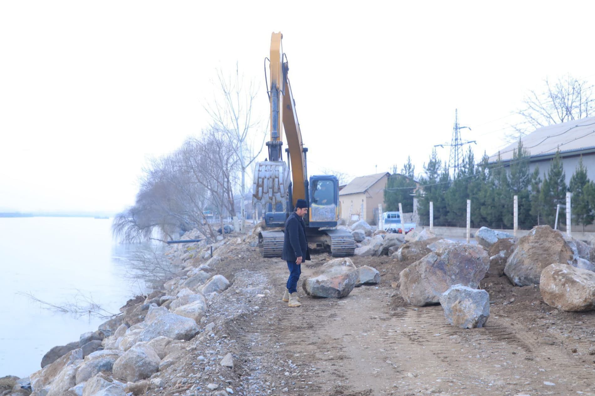 Viloyat hokimi Shavkatjon Abdurazzoqov Axsikent arxeologik parki hamda unga yondosh hududlarda amalga oshirilayotgan ishlarni koʻzdan kechirdi.