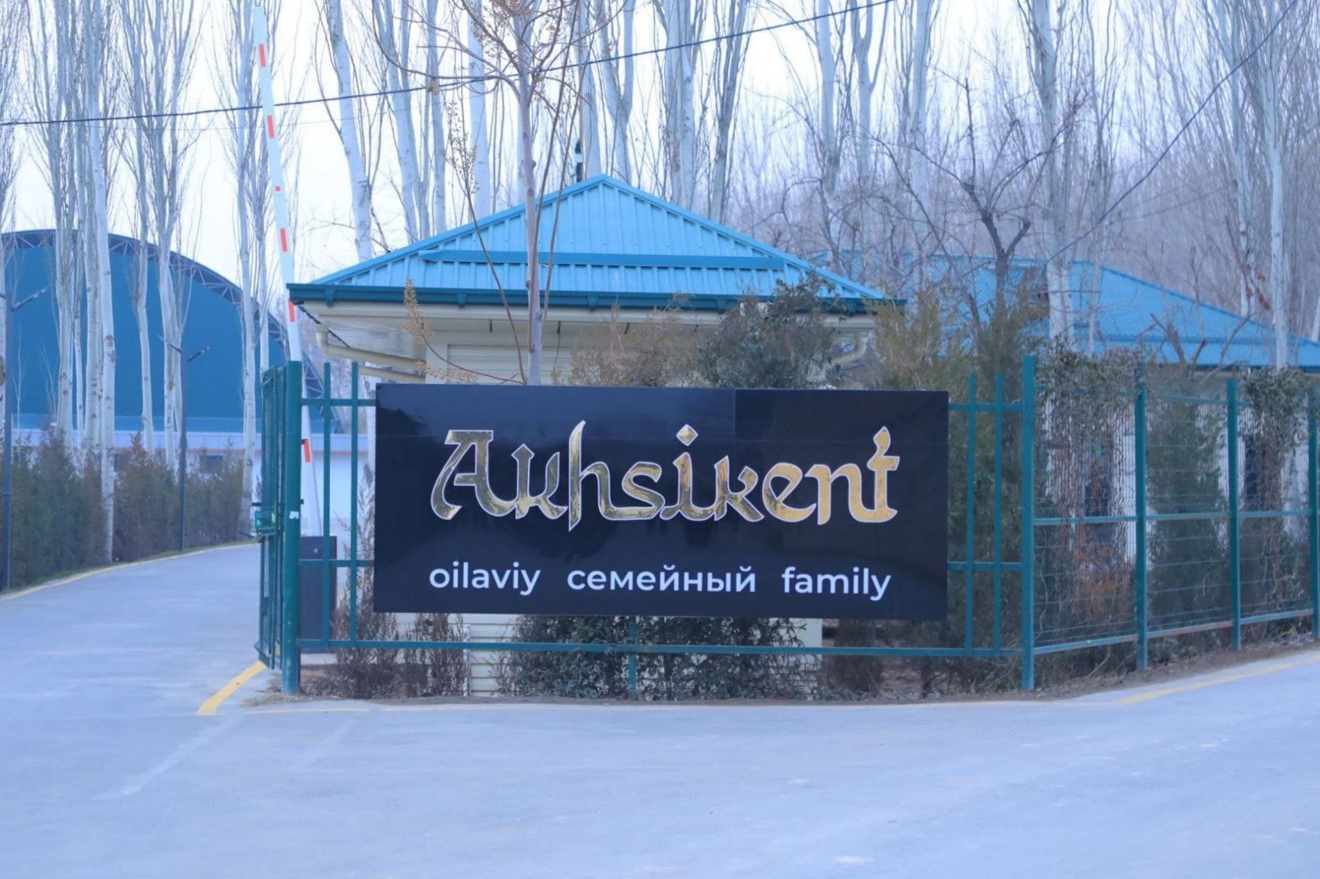 Viloyat hokimi Shavkatjon Abdurazzoqov Axsikent arxeologik parki hamda unga yondosh hududlarda amalga oshirilayotgan ishlarni koʻzdan kechirdi.