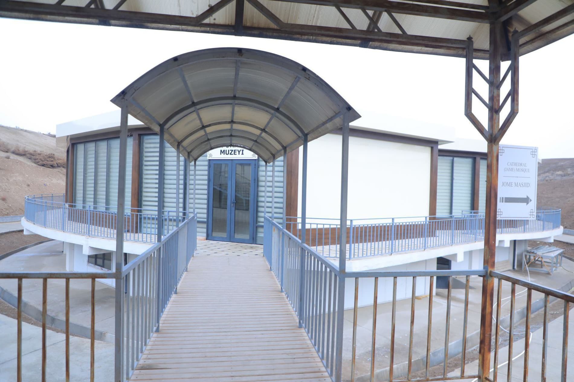 Viloyat hokimi Shavkatjon Abdurazzoqov Axsikent arxeologik parki hamda unga yondosh hududlarda amalga oshirilayotgan ishlarni koʻzdan kechirdi.