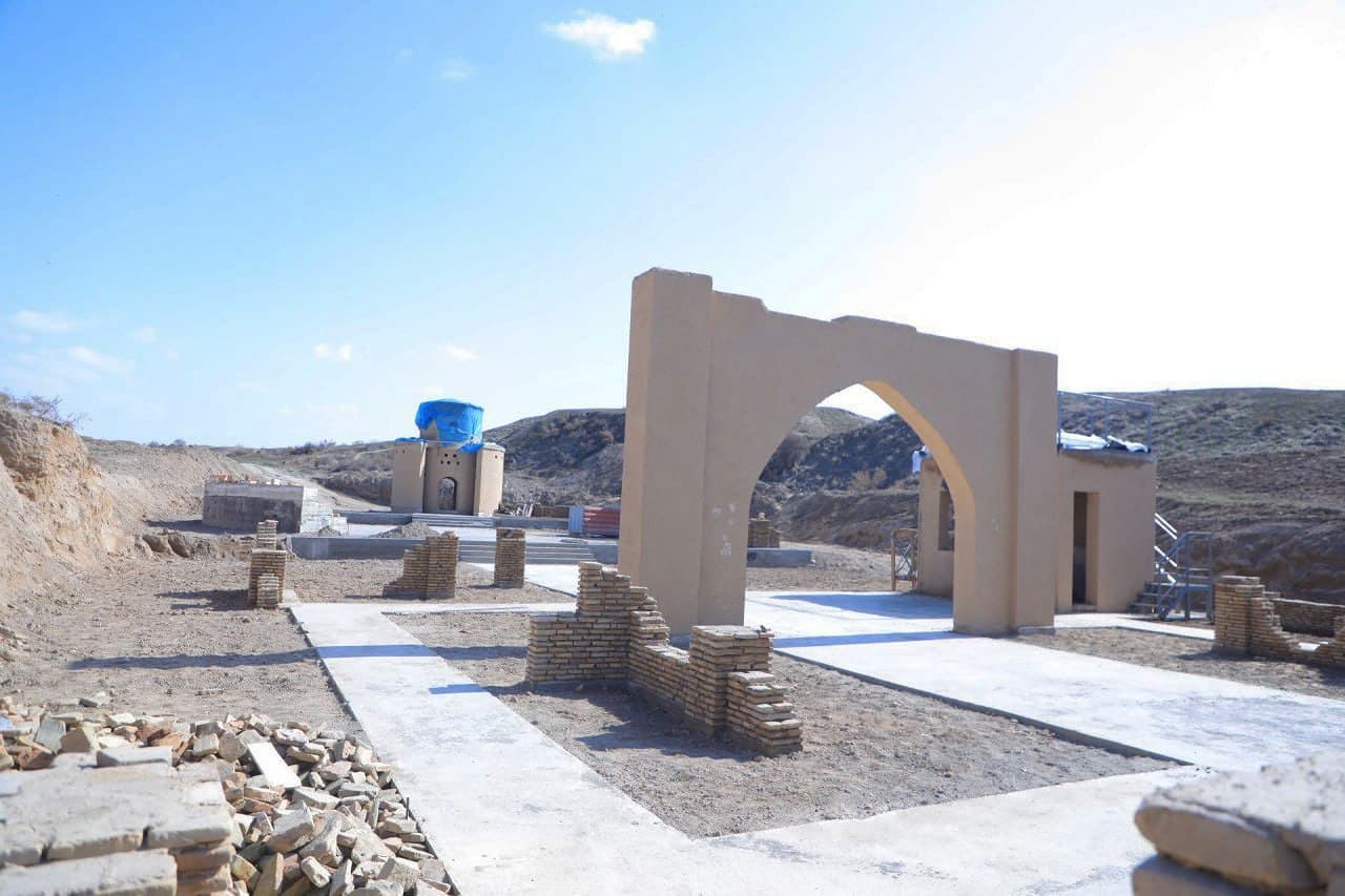 «Axsikent mintaqa turizmida alohida ahamiyatga ega obʼekt. Barpo etilayotgan ochiq osmon muzeylarining har biri katta tarixdan soʻzlaydi», - Namangan viloyati hokimi Shavkatjon Abdurazzoqov Axsikent arxeologiya parkidagi qurilish-bunyodkorlik ishlari bila