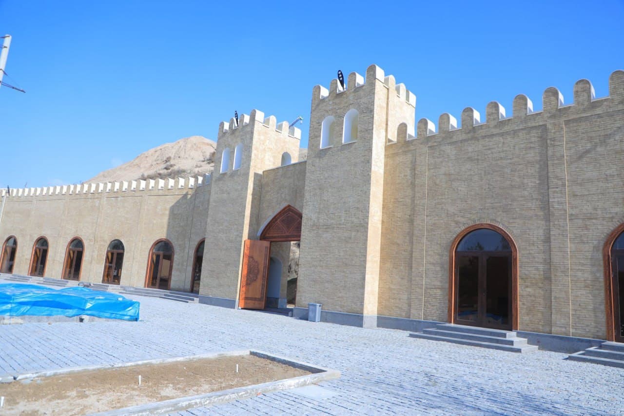 «Axsikent mintaqa turizmida alohida ahamiyatga ega obʼekt. Barpo etilayotgan ochiq osmon muzeylarining har biri katta tarixdan soʻzlaydi», - Namangan viloyati hokimi Shavkatjon Abdurazzoqov Axsikent arxeologiya parkidagi qurilish-bunyodkorlik ishlari bila