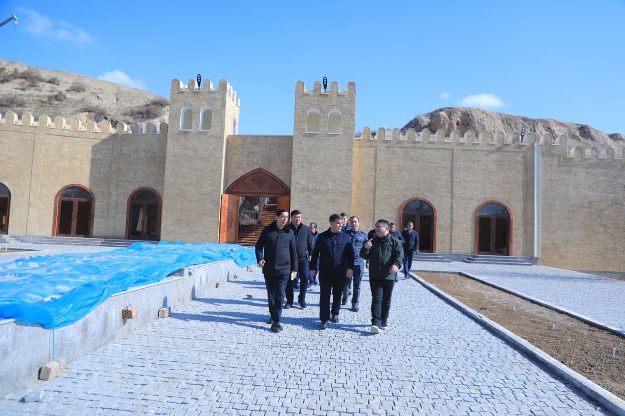 «Axsikent mintaqa turizmida alohida ahamiyatga ega obʼekt. Barpo etilayotgan ochiq osmon muzeylarining har biri katta tarixdan soʻzlaydi», - Namangan viloyati hokimi Shavkatjon Abdurazzoqov Axsikent arxeologiya parkidagi qurilish-bunyodkorlik ishlari bila