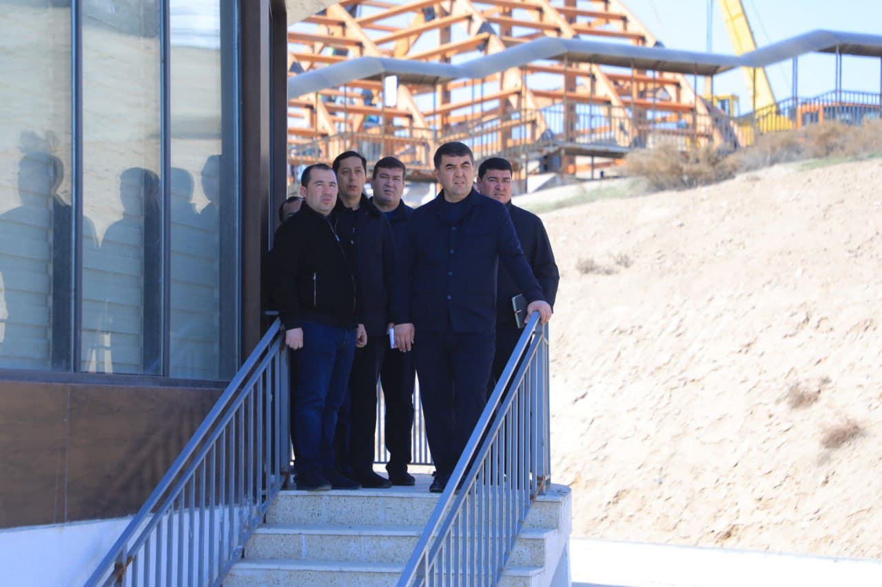 «Axsikent mintaqa turizmida alohida ahamiyatga ega obʼekt. Barpo etilayotgan ochiq osmon muzeylarining har biri katta tarixdan soʻzlaydi», - Namangan viloyati hokimi Shavkatjon Abdurazzoqov Axsikent arxeologiya parkidagi qurilish-bunyodkorlik ishlari bila