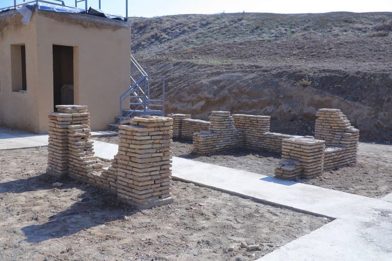 «Axsikent mintaqa turizmida alohida ahamiyatga ega obʼekt. Barpo etilayotgan ochiq osmon muzeylarining har biri katta tarixdan soʻzlaydi», - Namangan viloyati hokimi Shavkatjon Abdurazzoqov Axsikent arxeologiya parkidagi qurilish-bunyodkorlik ishlari bila