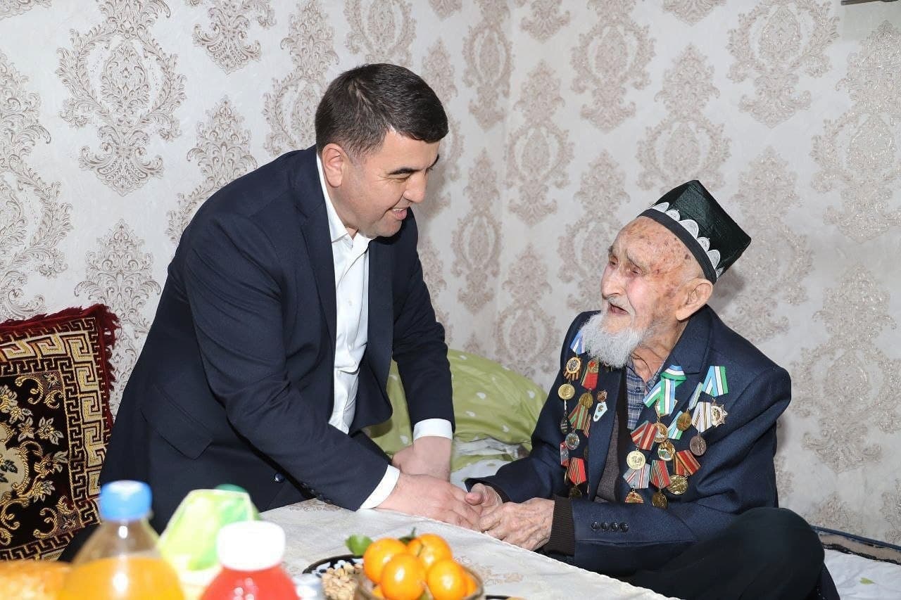 Namangan viloyati hokimi 104 yoshli urush qatnashchisi bilan iftorlik qildi.