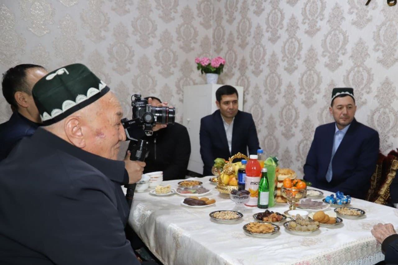 Namangan viloyati hokimi 104 yoshli urush qatnashchisi bilan iftorlik qildi.
