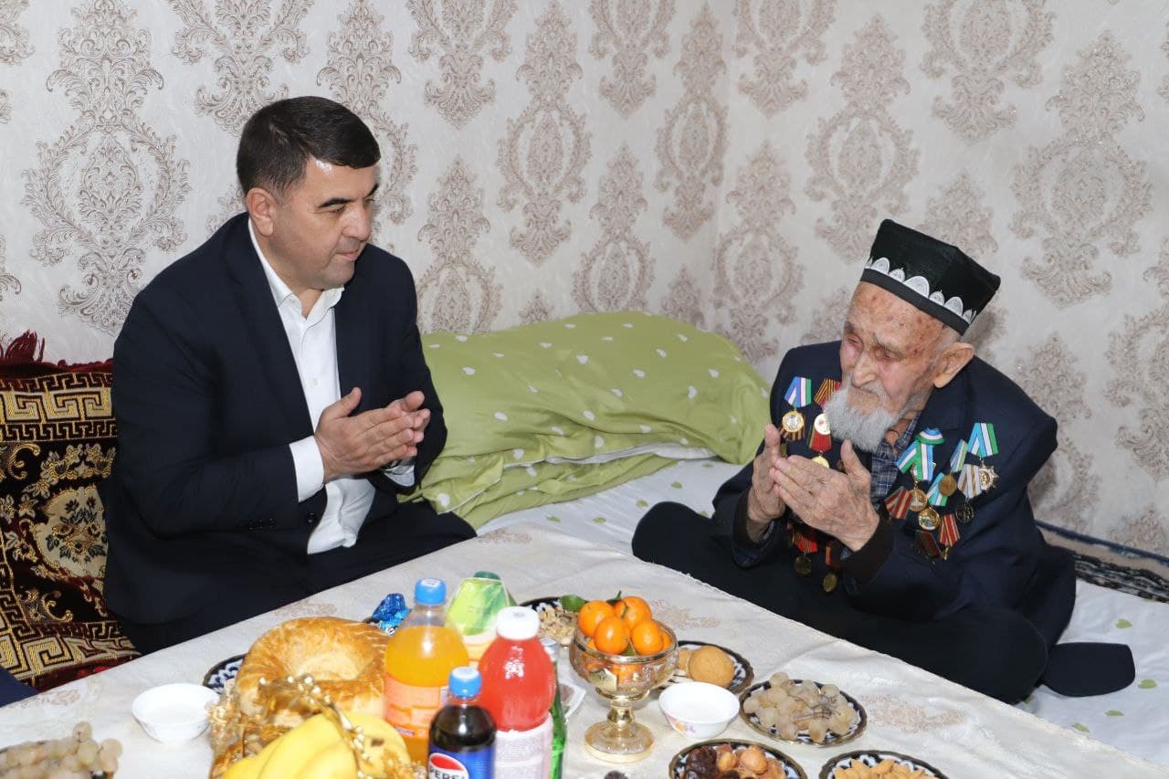 Namangan viloyati hokimi 104 yoshli urush qatnashchisi bilan iftorlik qildi.