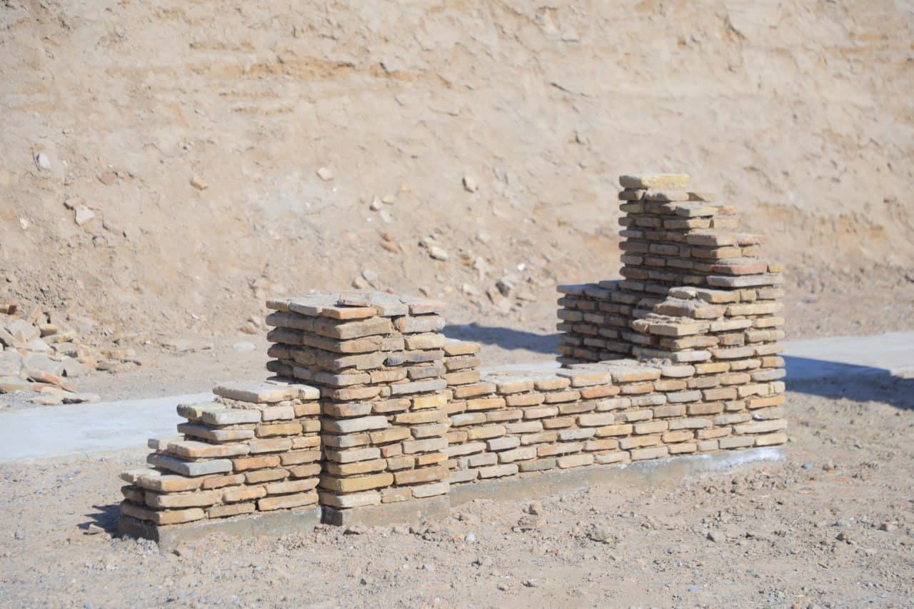 «Axsikent mintaqa turizmida alohida ahamiyatga ega obʼekt. Barpo etilayotgan ochiq osmon muzeylarining har biri katta tarixdan soʻzlaydi», - Namangan viloyati hokimi Shavkatjon Abdurazzoqov Axsikent arxeologiya parkidagi qurilish-bunyodkorlik ishlari bila