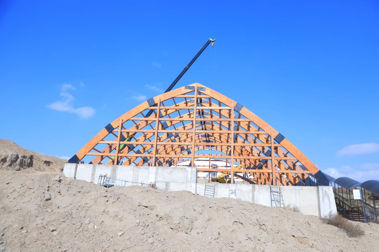 «Axsikent mintaqa turizmida alohida ahamiyatga ega obʼekt. Barpo etilayotgan ochiq osmon muzeylarining har biri katta tarixdan soʻzlaydi», - Namangan viloyati hokimi Shavkatjon Abdurazzoqov Axsikent arxeologiya parkidagi qurilish-bunyodkorlik ishlari bila