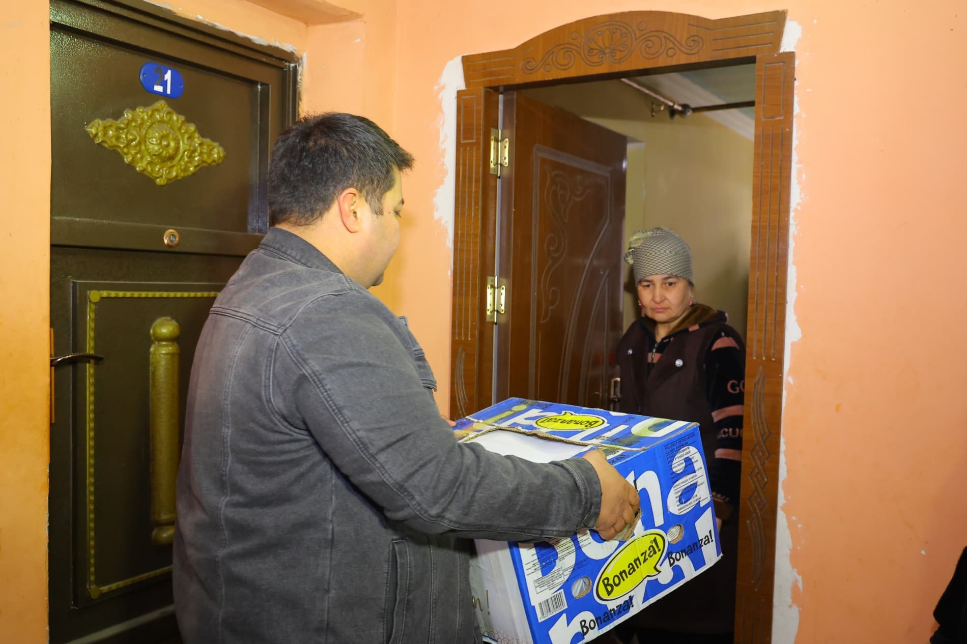 Namangan viloyati hokimi Shavkatjon Abdurazzoqov "Ko‘zi ojizlar" jamiyatiga qarashli ko‘p qavatli turar joylarda yashovchi aholi holidan xabar oldi.