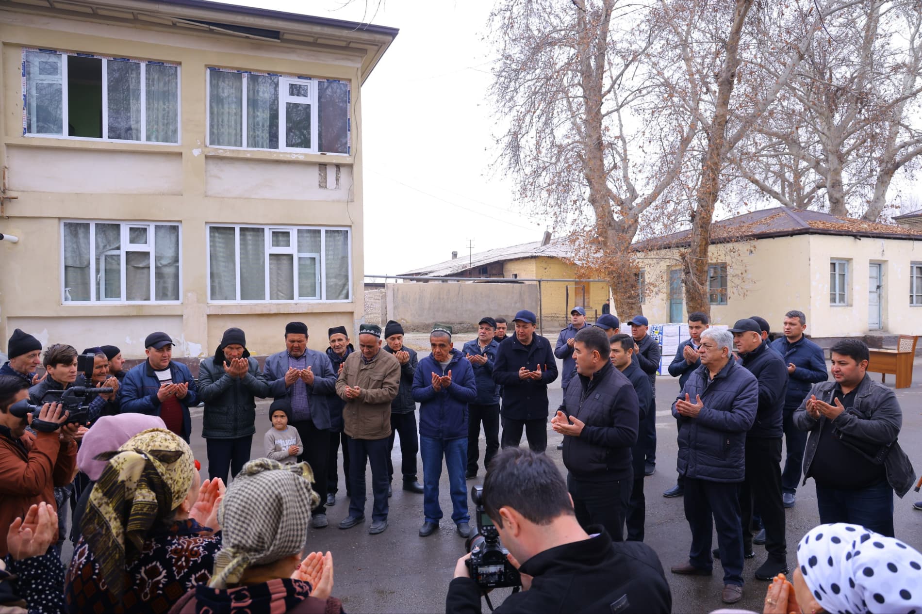 Namangan viloyati hokimi Shavkatjon Abdurazzoqov "Ko‘zi ojizlar" jamiyatiga qarashli ko‘p qavatli turar joylarda yashovchi aholi holidan xabar oldi.
