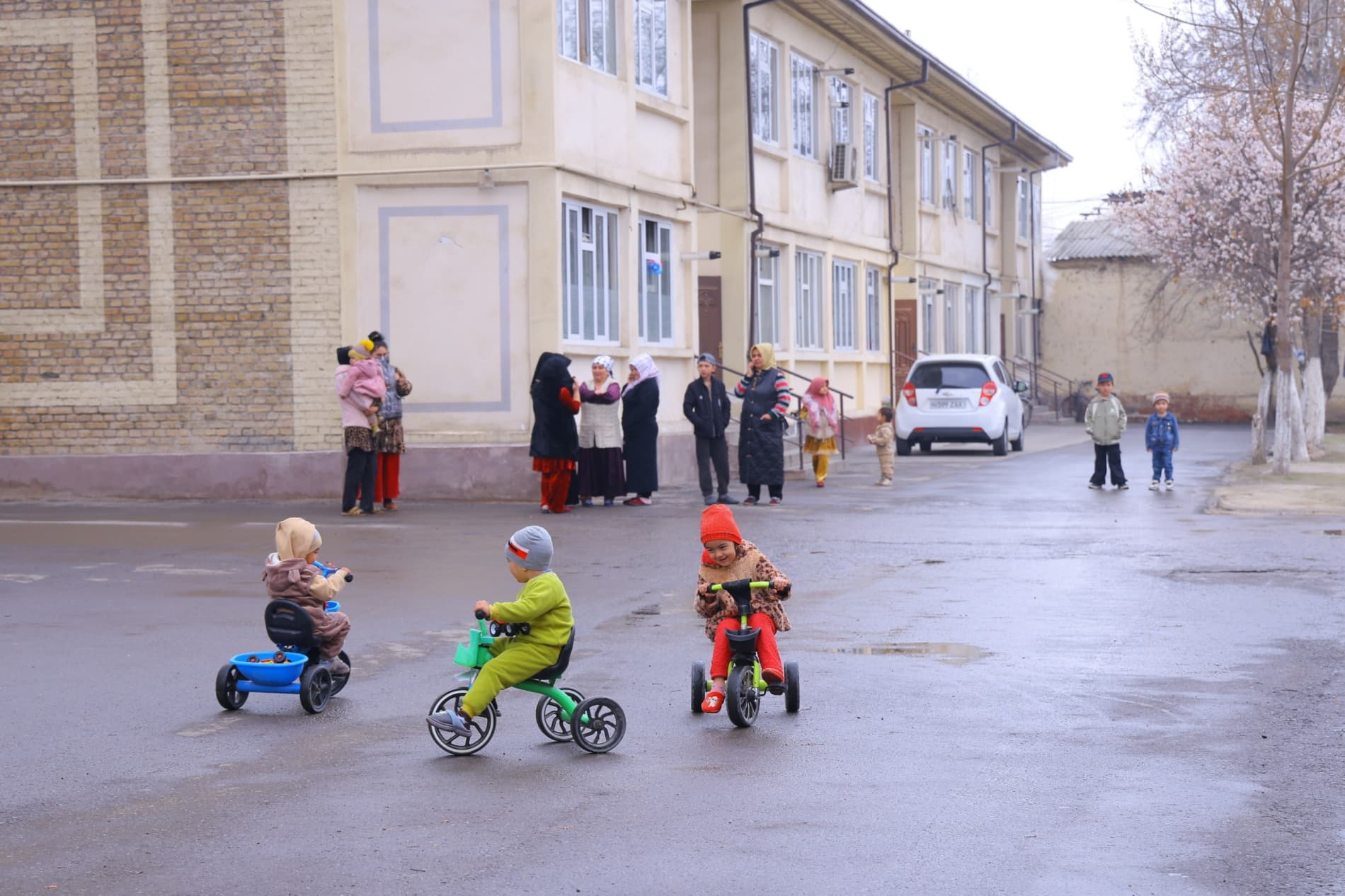 Namangan viloyati hokimi Shavkatjon Abdurazzoqov "Ko‘zi ojizlar" jamiyatiga qarashli ko‘p qavatli turar joylarda yashovchi aholi holidan xabar oldi.