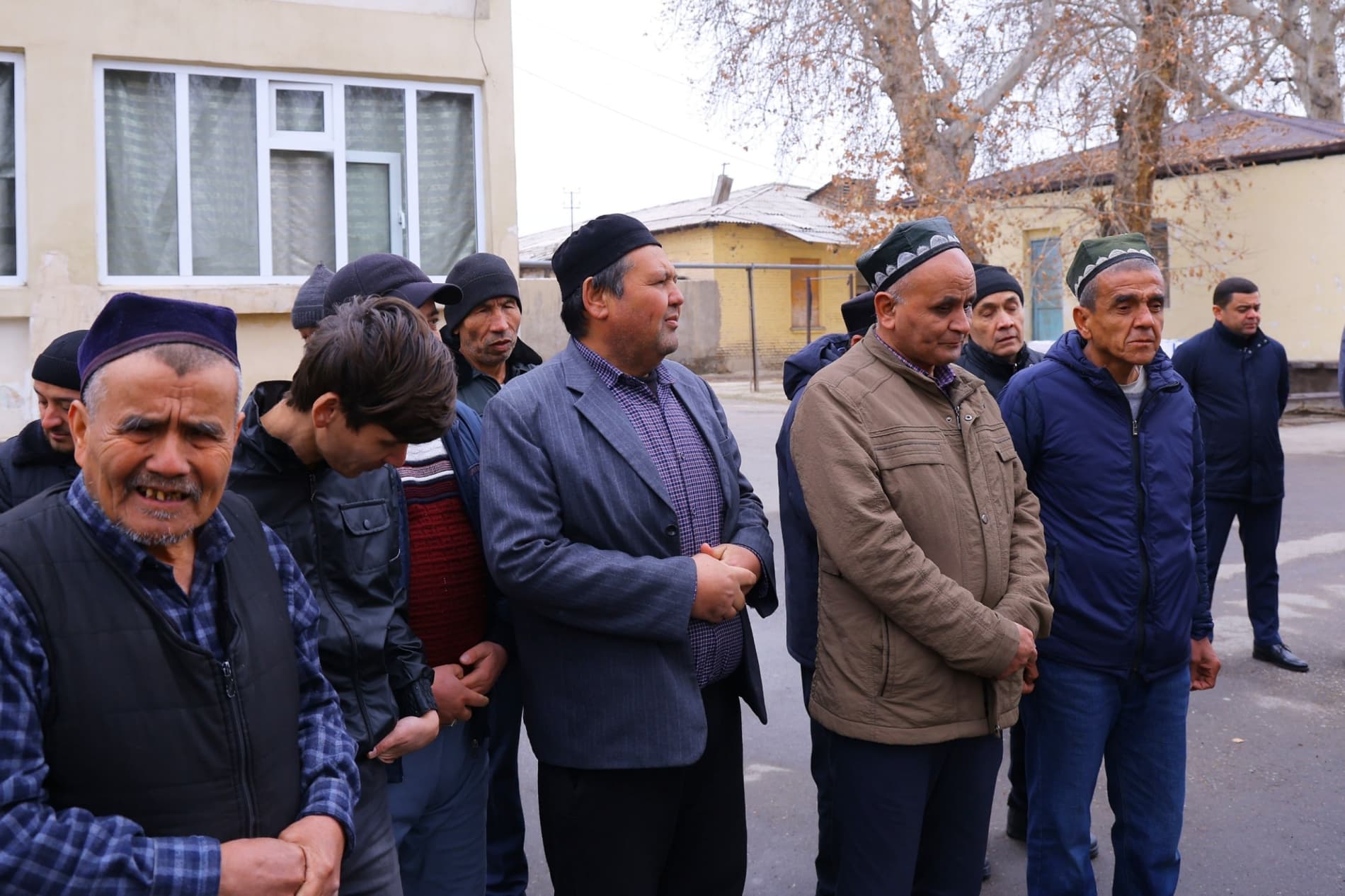 Namangan viloyati hokimi Shavkatjon Abdurazzoqov "Ko‘zi ojizlar" jamiyatiga qarashli ko‘p qavatli turar joylarda yashovchi aholi holidan xabar oldi.